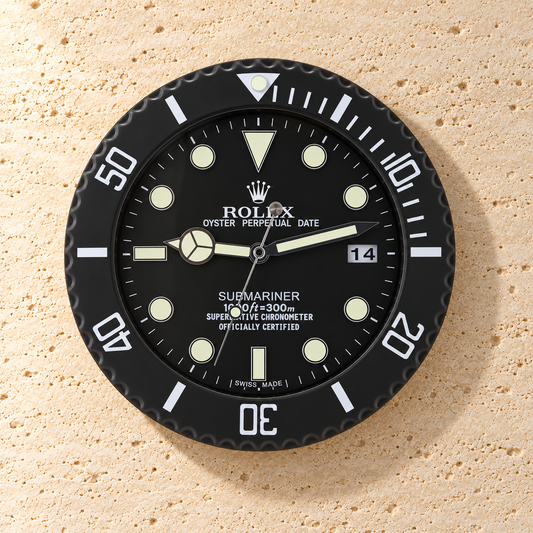 Submariner Wanduhr – Schwarz (Modell 023) – Vorderansicht an einer hellen Steinwand