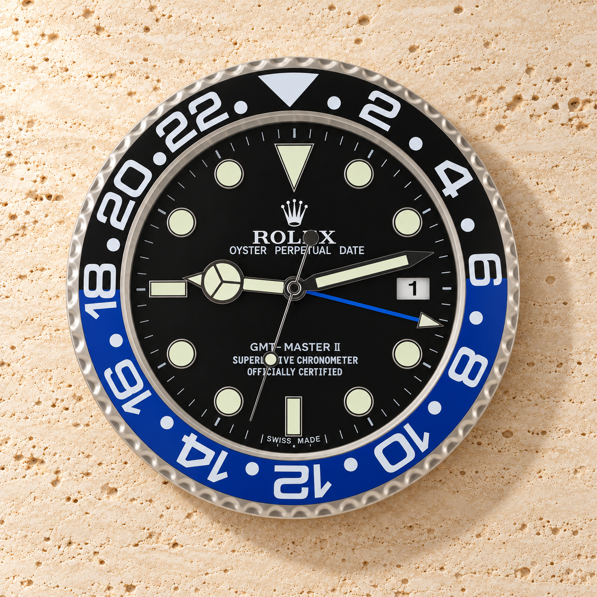 GMT-Master Wanduhr – Schwarz & Blau – Vorderansicht an einer hellen Steinwand