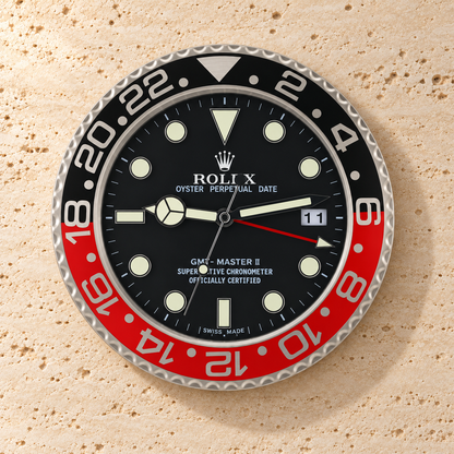 GMT-Master Wanduhr – Schwarz & Rot – Vorderansicht an einer hellen Steinwand