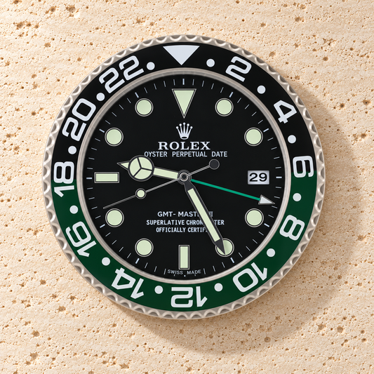 GMT-Master Wanduhr – Schwarz & Grün – Vorderansicht an einer hellen Steinwand