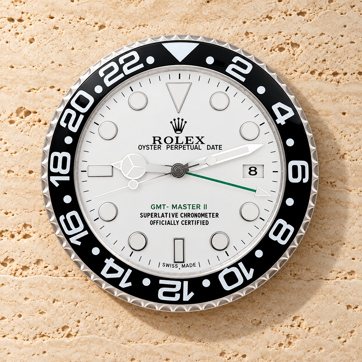GMT-Master Wanduhr – Schwarz & Weiß an einer hellen Travertinwand
