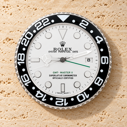 GMT-Master Wanduhr – Schwarz & Weiß an einer hellen Travertinwand