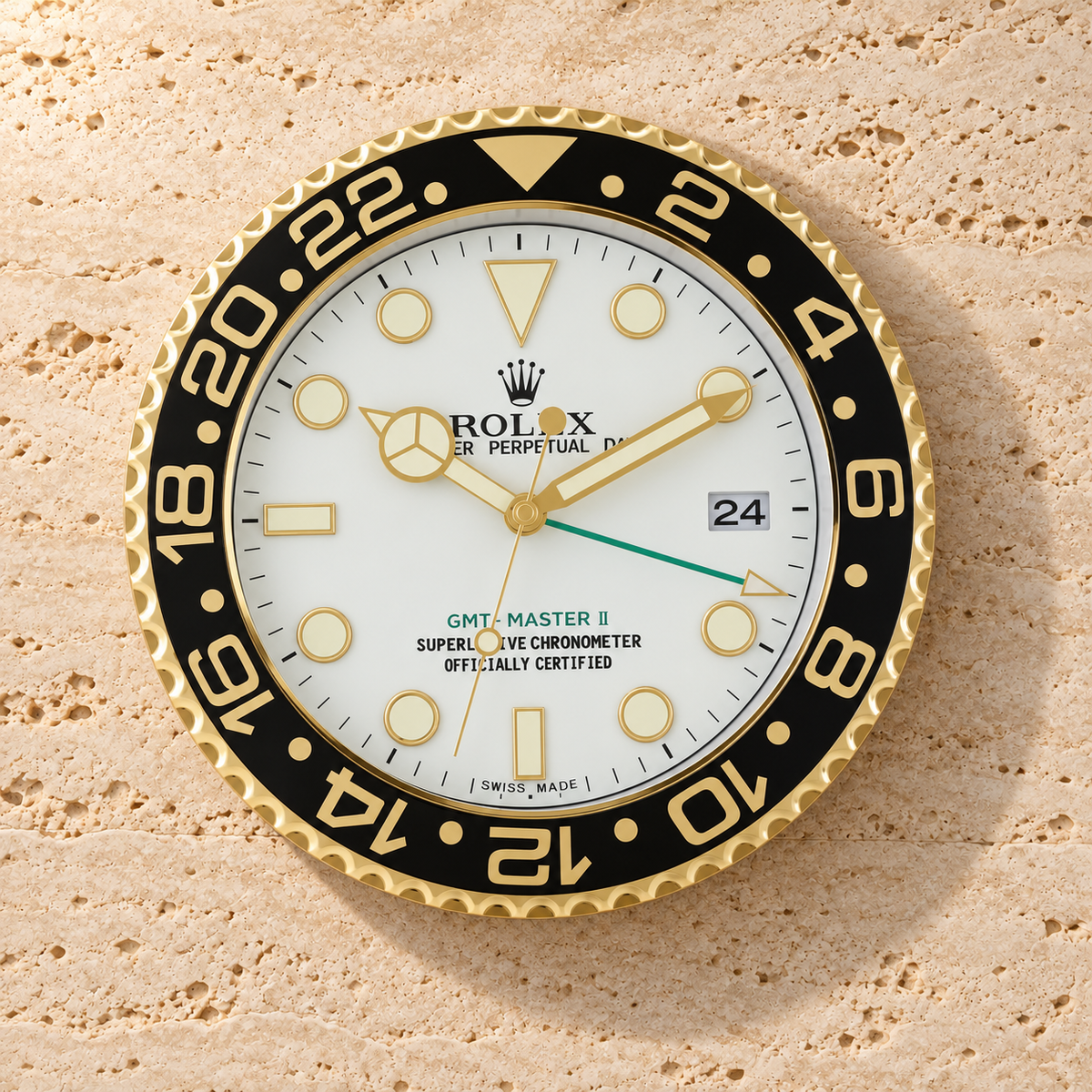 GMT-Master Wanduhr – Gold & Weiß an einer hellen Travertinwand