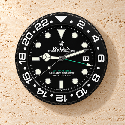 GMT-Master Wanduhr – Schwarz (Modell 034) – Vorderansicht an einer hellen Steinwand