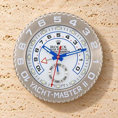 Yacht-Master II Wanduhr – Silber & Weiß an einer hellen Travertinwand