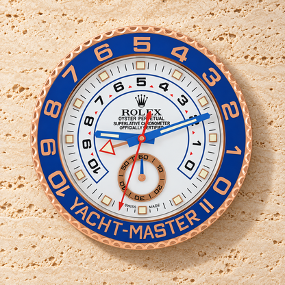 Yacht-Master II Wanduhr – Roségold & Weiß an einer hellen Travertinwand
