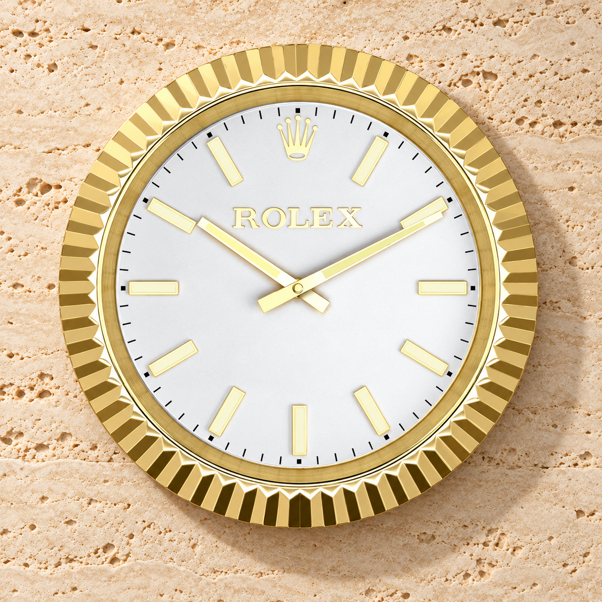Presidential Wanduhr – Gold mit Leuchtzifferblatt an einer hellen Travertinwand