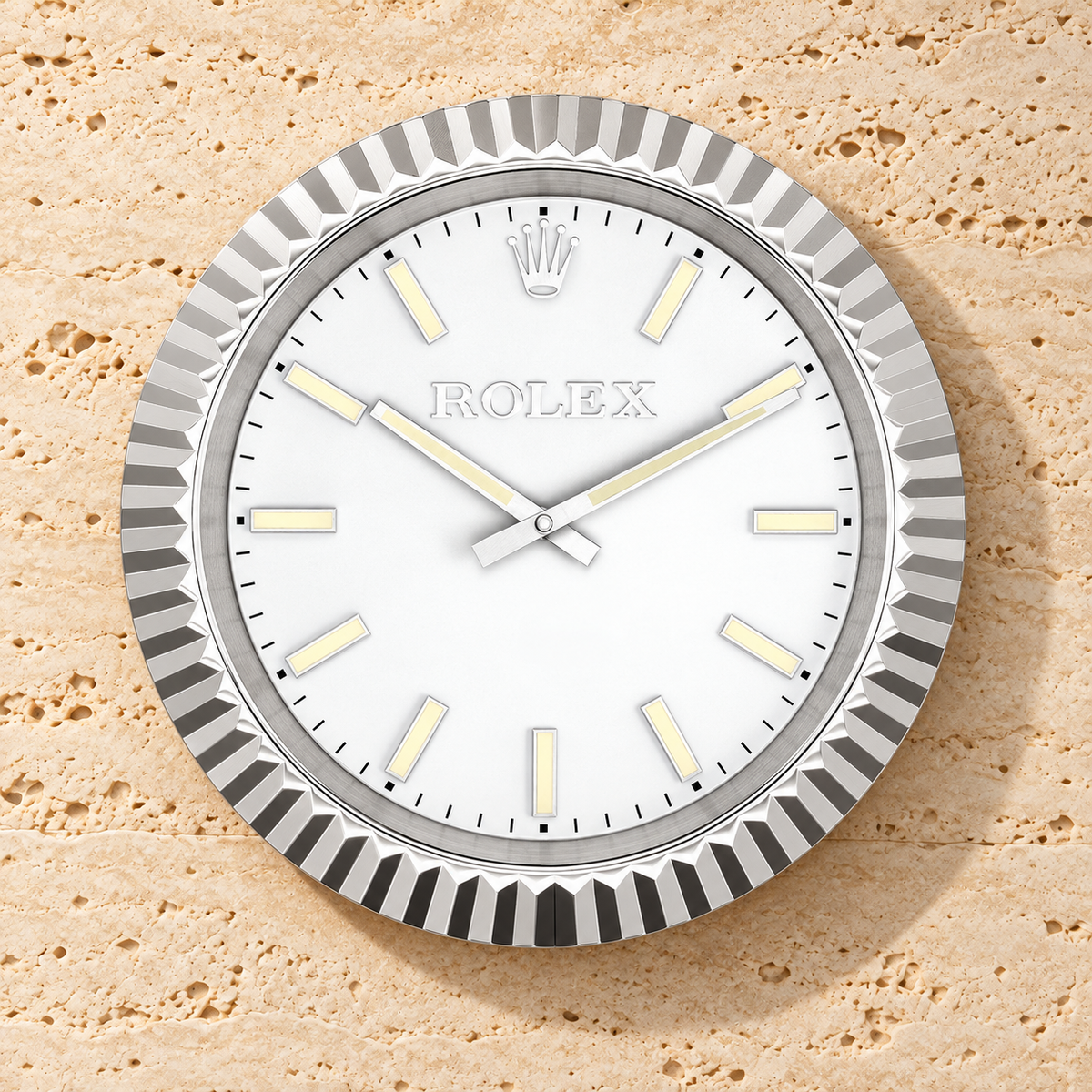 Presidential Wanduhr – Silber mit Leuchtzifferblatt an einer hellen Travertinwand