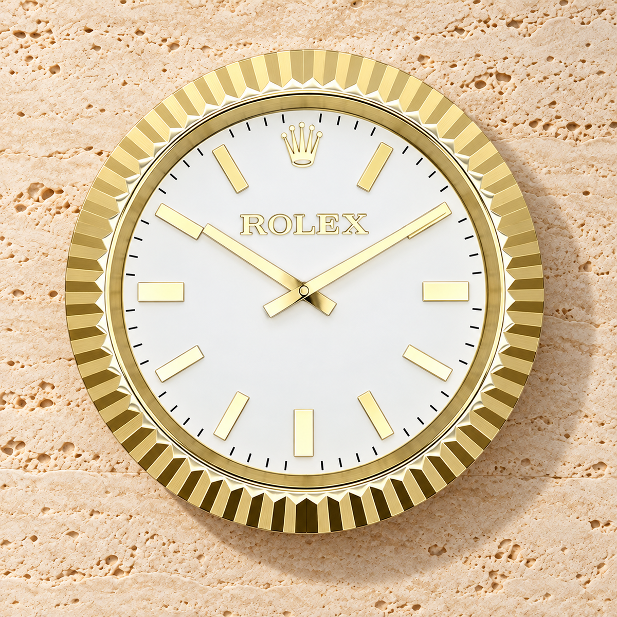 Presidential Wanduhr – Gold & Weiß an einer hellen Travertinwand