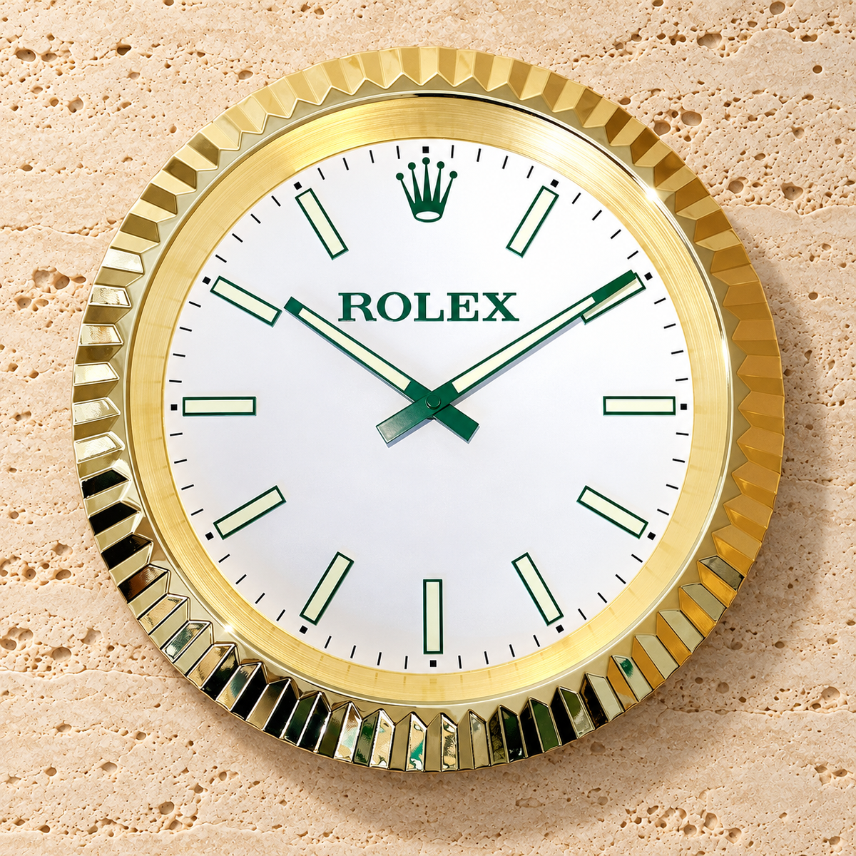 Formula 1 Wanduhr – Gold mit Leuchtzifferblatt an einer hellen Travertinwand