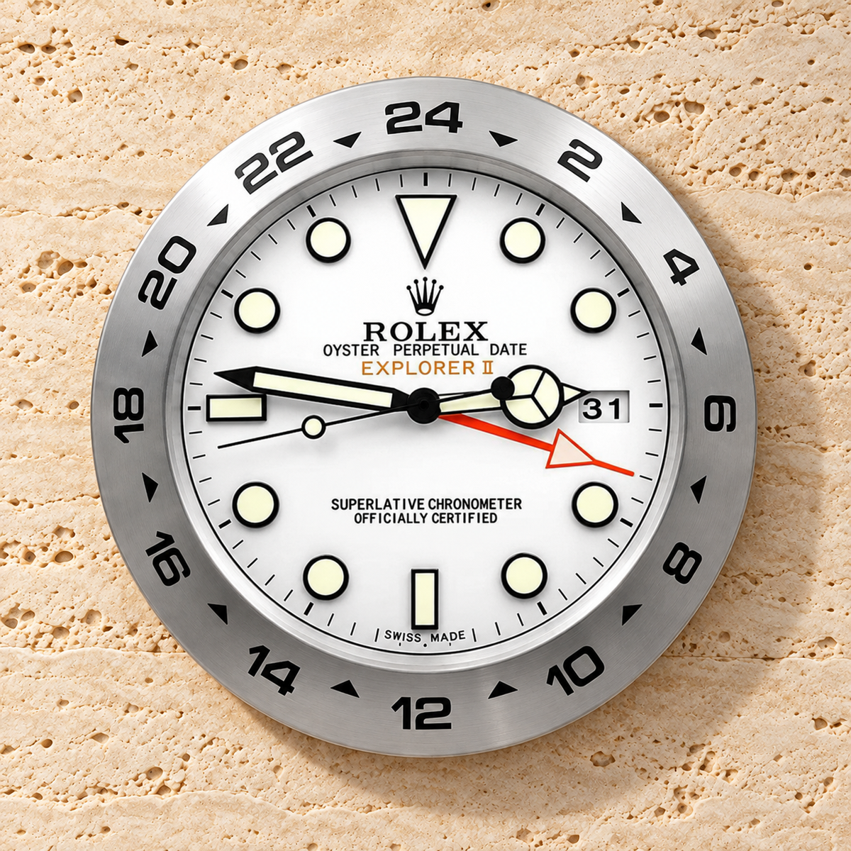 Explorer II Wanduhr – Weißes Zifferblatt an einer hellen Travertinwand