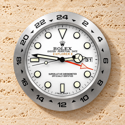 Explorer II Wanduhr – Weißes Zifferblatt an einer hellen Travertinwand