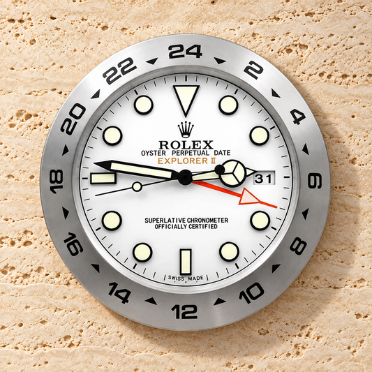 Explorer II Wanduhr – Weißes Zifferblatt an einer hellen Travertinwand
