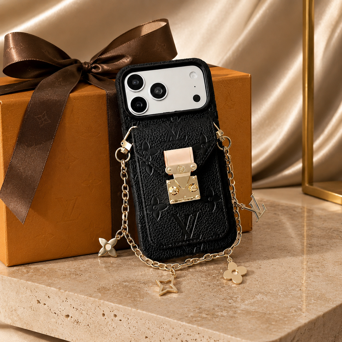Schwarze Handyhülle mit Kette an luxuriöser Geschenkbox