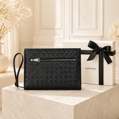 Schwarze Intrecciato-Dokumententasche mit weißer Sophie Berlin Box und schwarzer Schleife in heller Luxus-Boutique