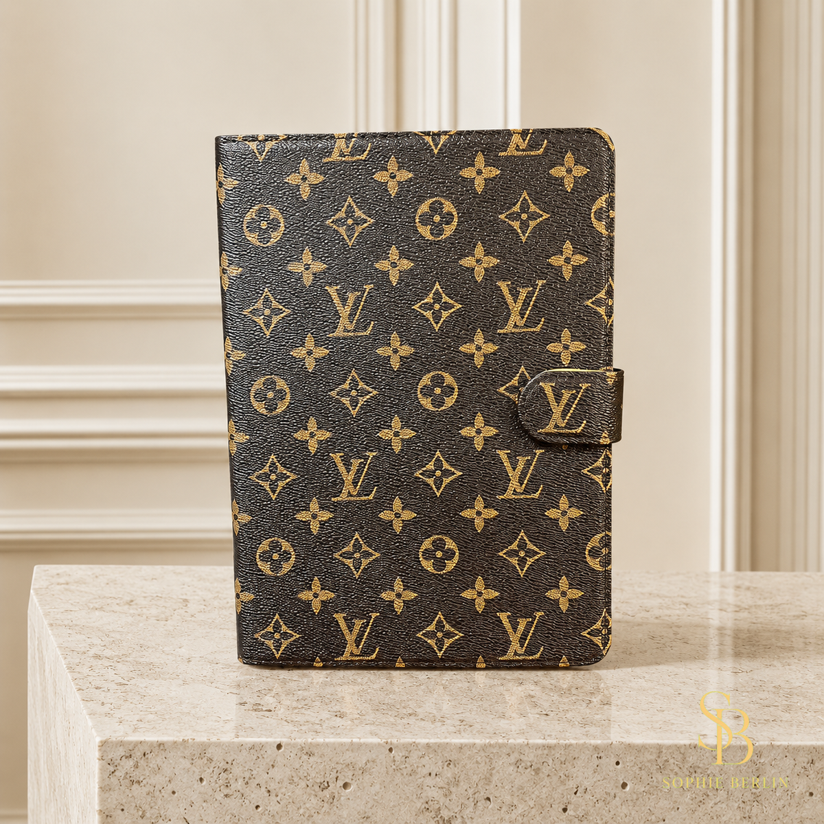 Schwarze iPad-Hülle mit Monogramm und Magnetlasche – Braun Monogramm in heller Sophie-Berlin-Boutique