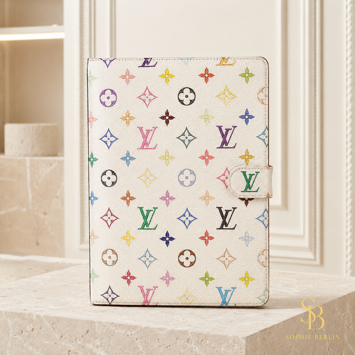 Schwarze iPad-Hülle mit Monogramm und Magnetlasche – Bunt Monogramm in heller Sophie-Berlin-Boutique