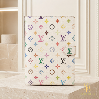 Schwarze iPad-Hülle mit Monogramm und Magnetlasche – Bunt Monogramm in heller Sophie-Berlin-Boutique