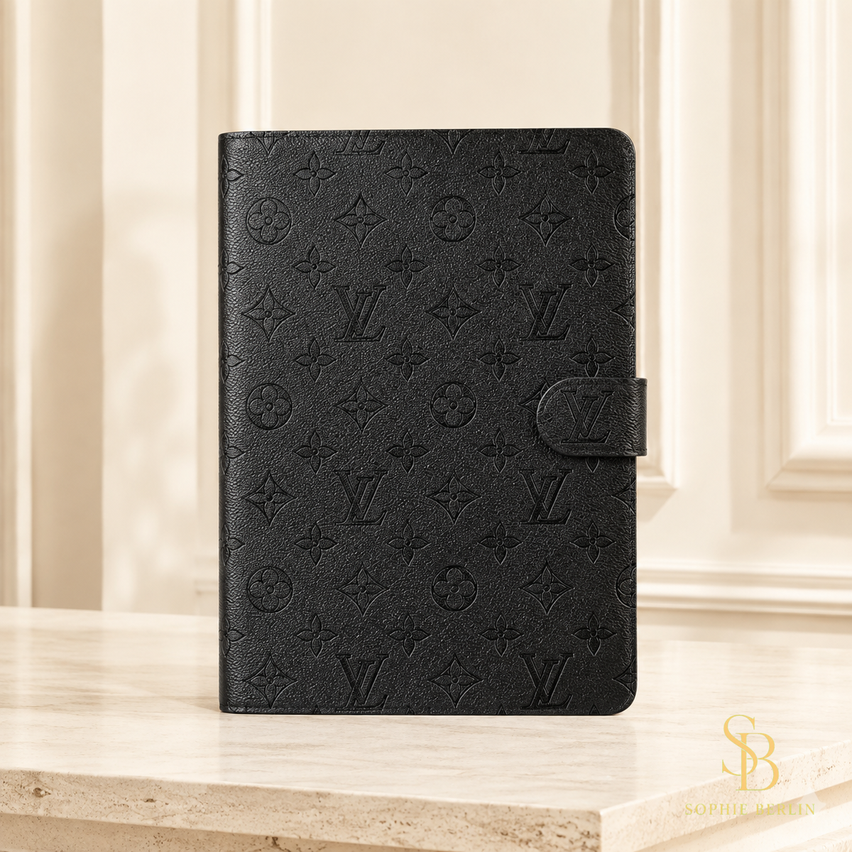 Schwarze iPad-Hülle mit Monogramm und Magnetlasche – Schwarz Monogramm in heller Sophie-Berlin-Boutique