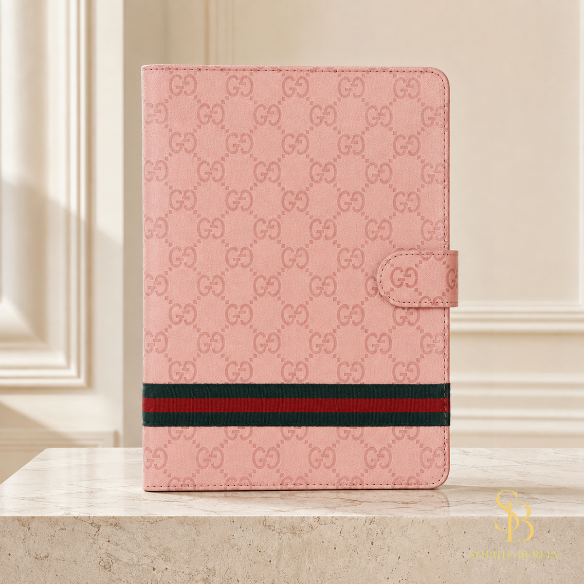 iPad-Hülle mit Prägeoptik, Streifen und Aufstellfunktion – Rosa Ophidia-Muster in heller Sophie-Berlin-Boutique