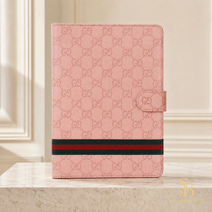 iPad-Hülle mit Prägeoptik, Streifen und Aufstellfunktion – Rosa Ophidia-Muster in heller Sophie-Berlin-Boutique