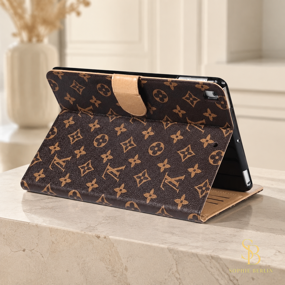 Braune iPad-Hülle mit Monogramm und Aufstellfunktion – Braun kleine Blüten in heller Sophie-Berlin-Boutique