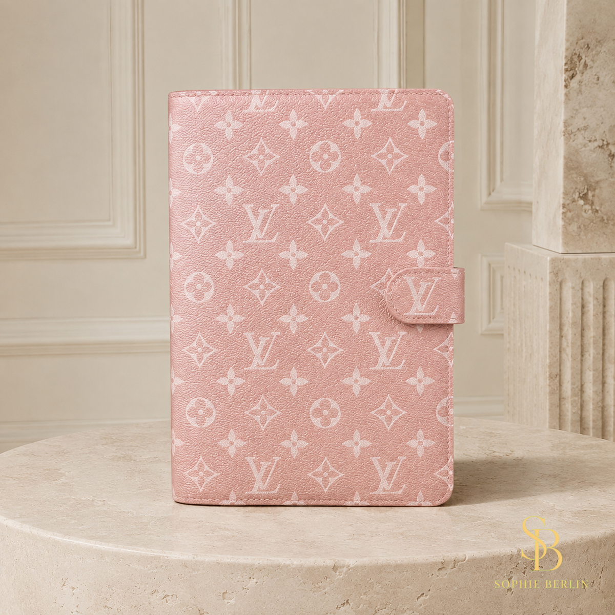 Braune iPad-Hülle mit Monogramm und Aufstellfunktion – Rosa Monogramm in heller Sophie-Berlin-Boutique