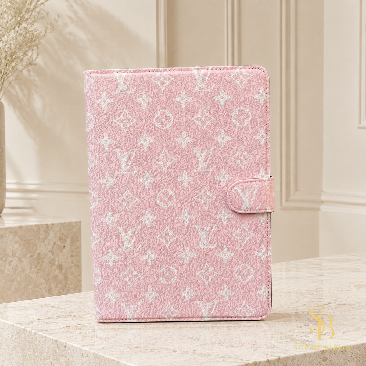 Rosafarbene iPad-Hülle mit hellem Monogramm – Rosa Monogramm in heller Sophie-Berlin-Boutique