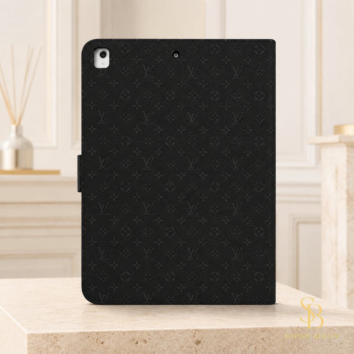 Rosafarbene iPad-Hülle mit hellem Monogramm – Schwarz Monogramm in heller Sophie-Berlin-Boutique