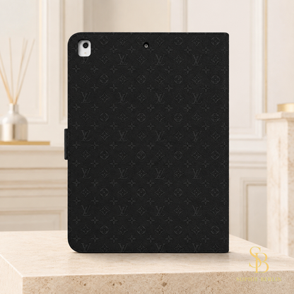 Rosafarbene iPad-Hülle mit hellem Monogramm – Schwarz Monogramm in heller Sophie-Berlin-Boutique