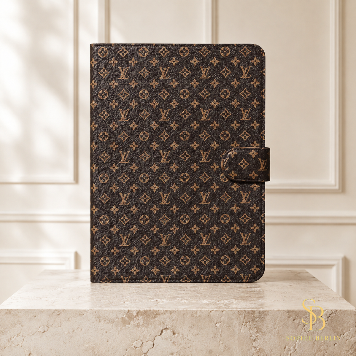 Rosafarbene iPad-Hülle mit hellem Monogramm – Braun small Monogramm in heller Sophie-Berlin-Boutique