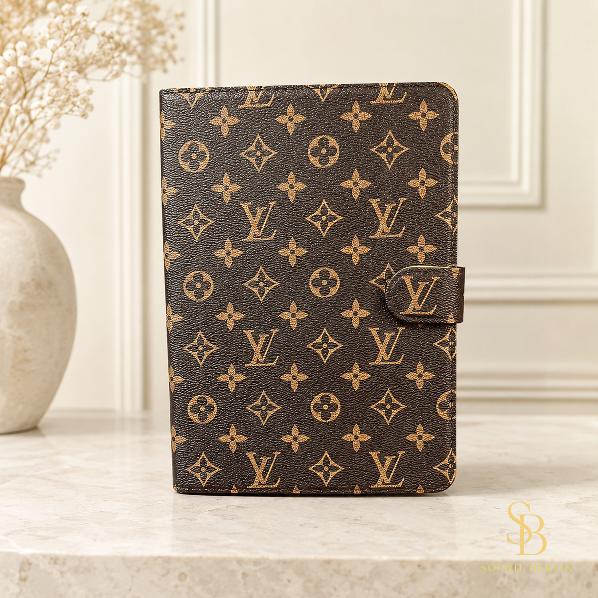 Braune iPad-Foliohülle mit klassischem Monogramm – Braun große Blüten in heller Sophie-Berlin-Boutique
