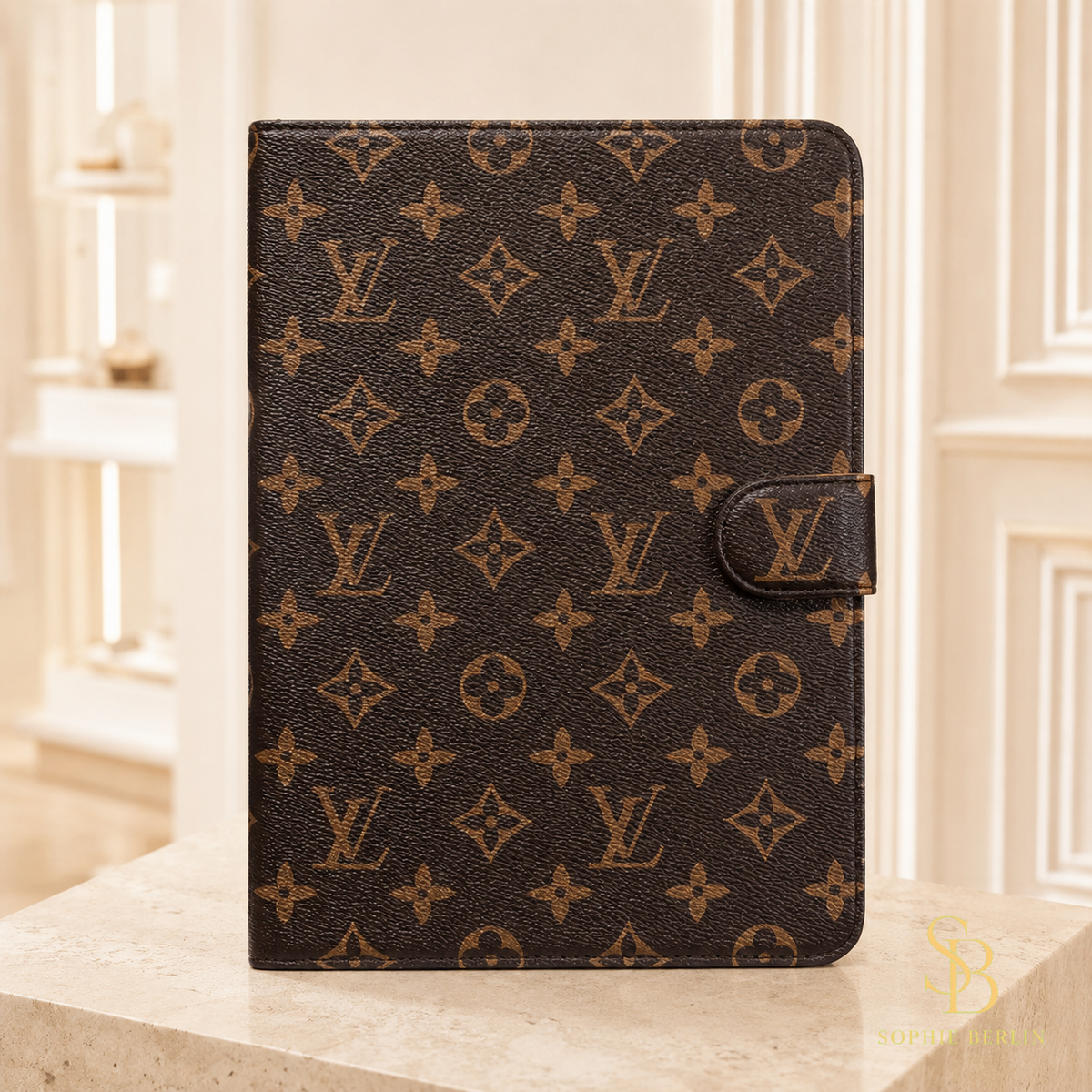 Braune iPad-Foliohülle mit klassischem Monogramm – Braun kleine Blüten in heller Sophie-Berlin-Boutique