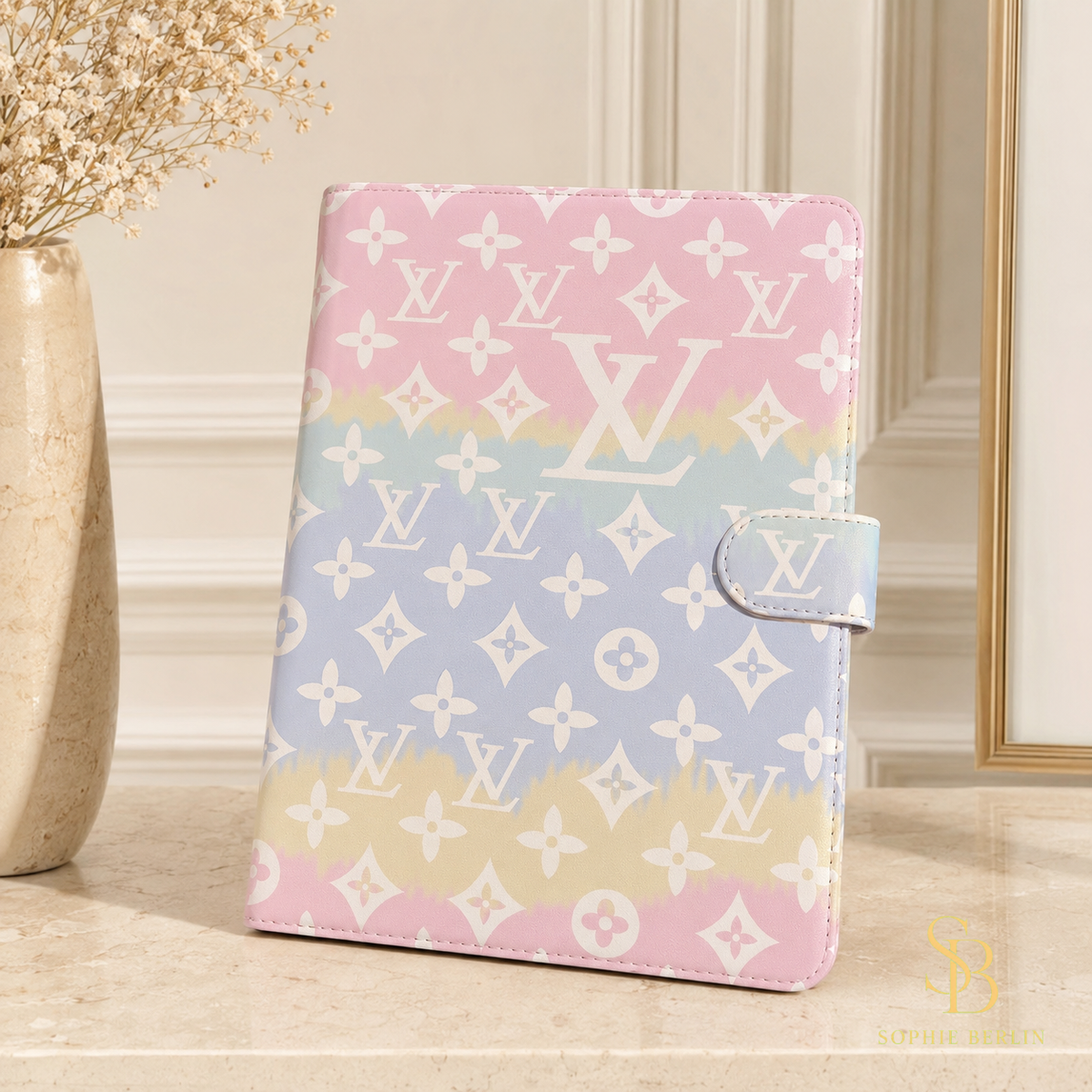 Braune iPad-Foliohülle mit klassischem Monogramm – Rosa Monogramm in heller Sophie-Berlin-Boutique