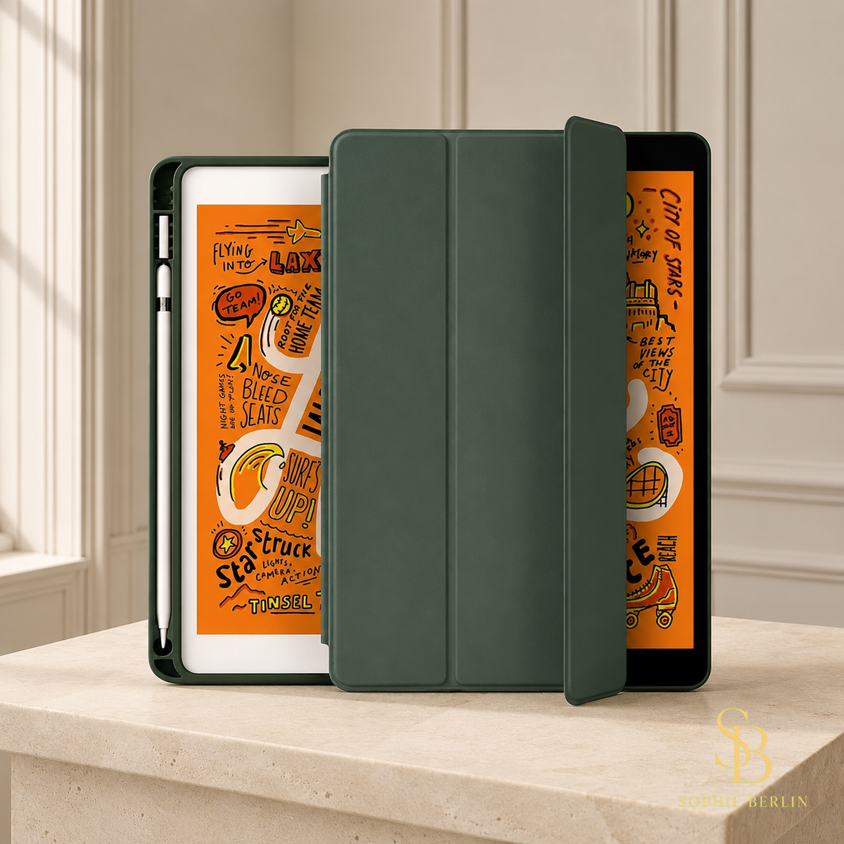 Dunkelgrüne iPad-Hülle mit Stifthalter und Aufstellfunktion – Dunkelgrün in heller Sophie-Berlin-Boutique