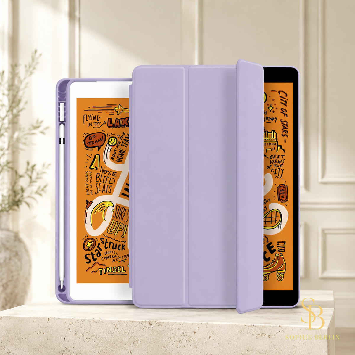 Dunkelgrüne iPad-Hülle mit Stifthalter und Aufstellfunktion – Lavender in heller Sophie-Berlin-Boutique