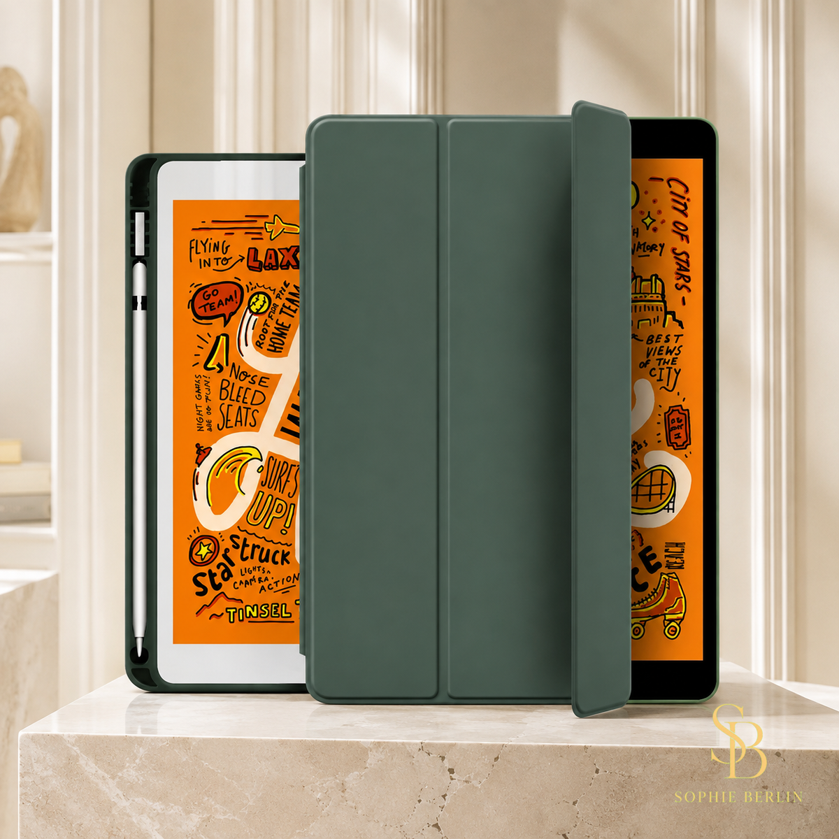 Dunkelgrüne iPad-Hülle mit Stifthalter und Aufstellfunktion – Grün in heller Sophie-Berlin-Boutique