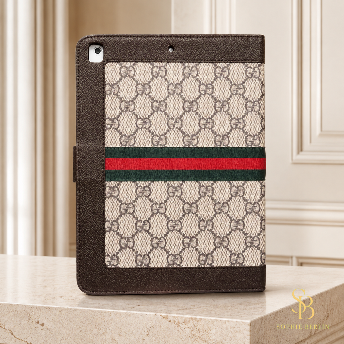 iPad-Hülle mit Kartenfächern, Streifendetail und Aufstellfunktion – Muster 2 in heller Sophie-Berlin-Boutique