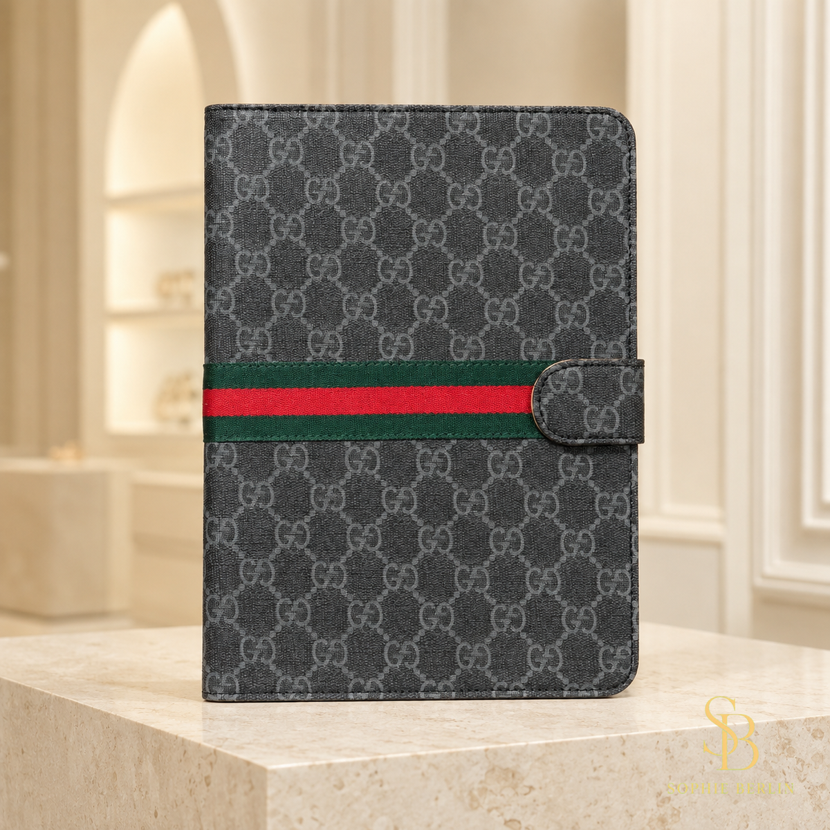 iPad-Hülle mit Kartenfächern, Streifendetail und Aufstellfunktion – Muster 4 in heller Sophie-Berlin-Boutique