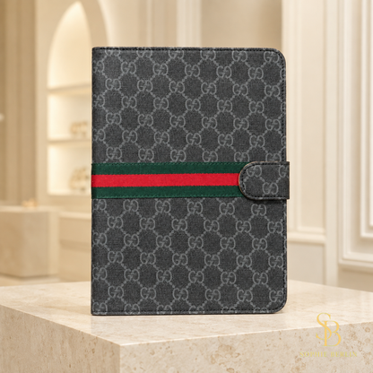 iPad-Hülle mit Kartenfächern, Streifendetail und Aufstellfunktion – Muster 4 in heller Sophie-Berlin-Boutique