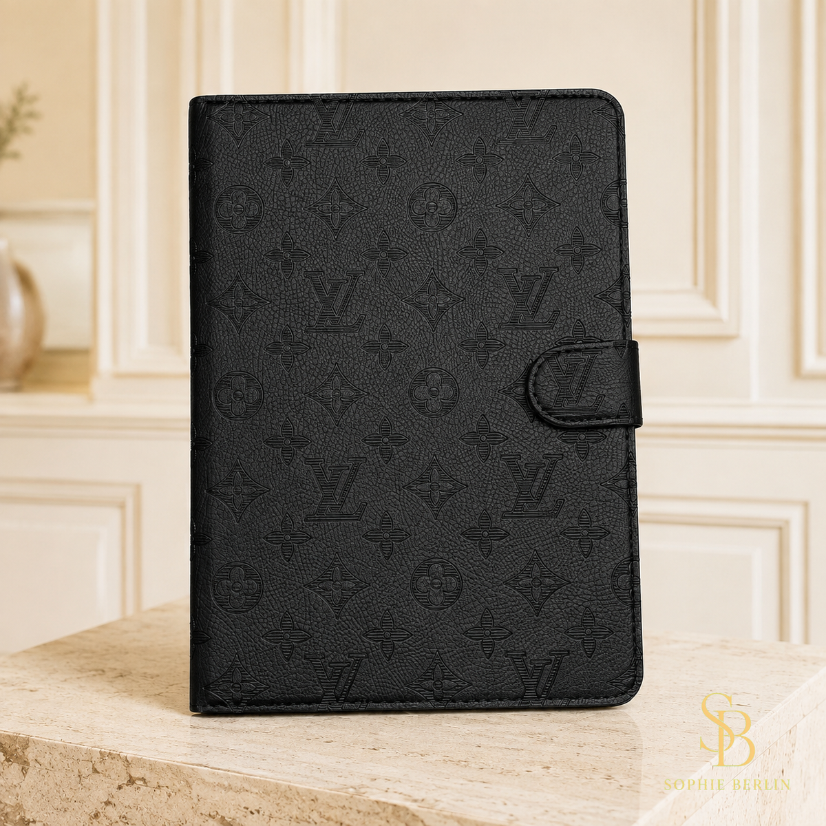 iPad-Foliohülle mit 3D-Prägeoptik und Verschlusslasche – Schwarz Monogramm in heller Sophie-Berlin-Boutique