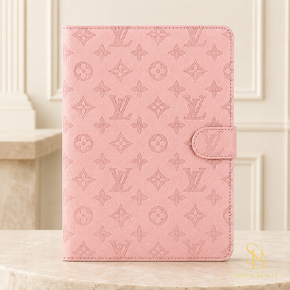 iPad-Foliohülle mit 3D-Prägeoptik und Verschlusslasche – Rosa Monogramm in heller Sophie-Berlin-Boutique