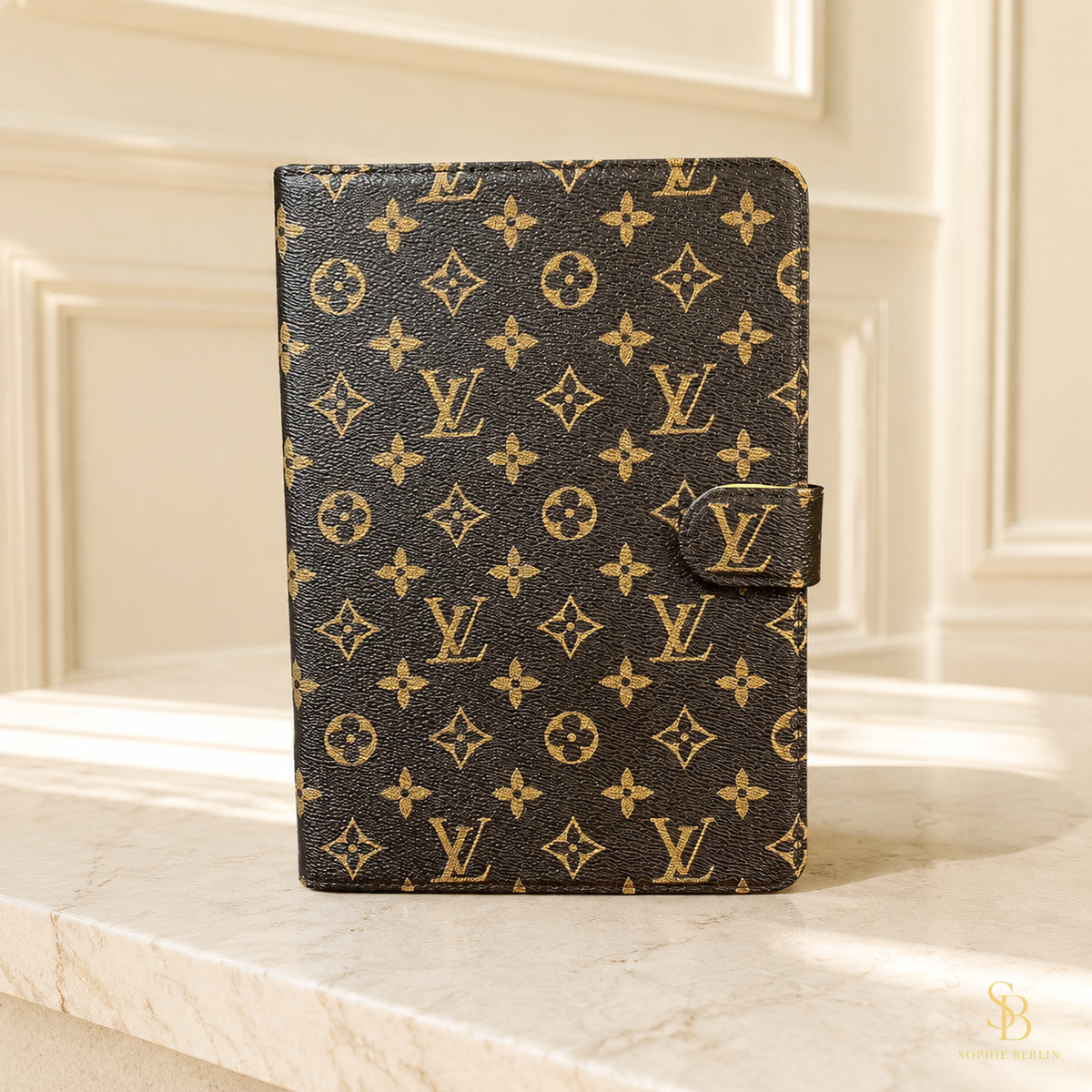 Schwarze iPad-Hülle mit Monogramm und Magnetlasche – Sophie-Berlin-Luxusansicht 1