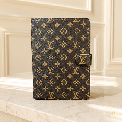 Schwarze iPad-Hülle mit Monogramm und Magnetlasche – Sophie-Berlin-Luxusansicht 1