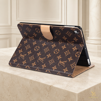 Schwarze iPad-Hülle mit Monogramm und Magnetlasche – Sophie-Berlin-Luxusansicht 2