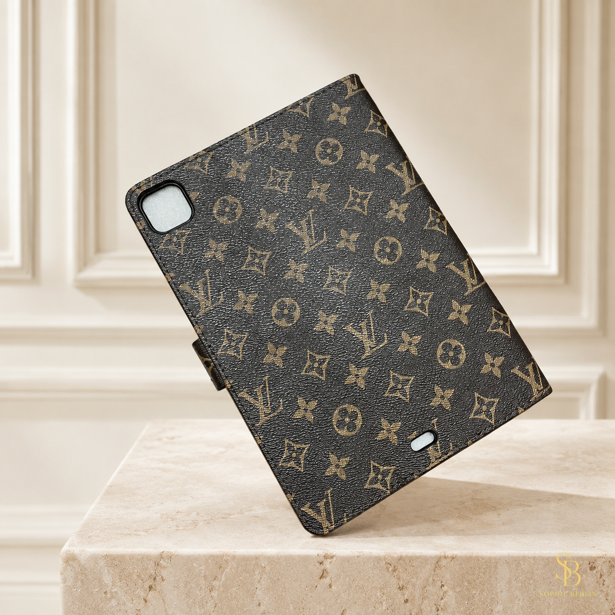 Schwarze iPad-Hülle mit Monogramm und Magnetlasche – Sophie-Berlin-Luxusansicht 4