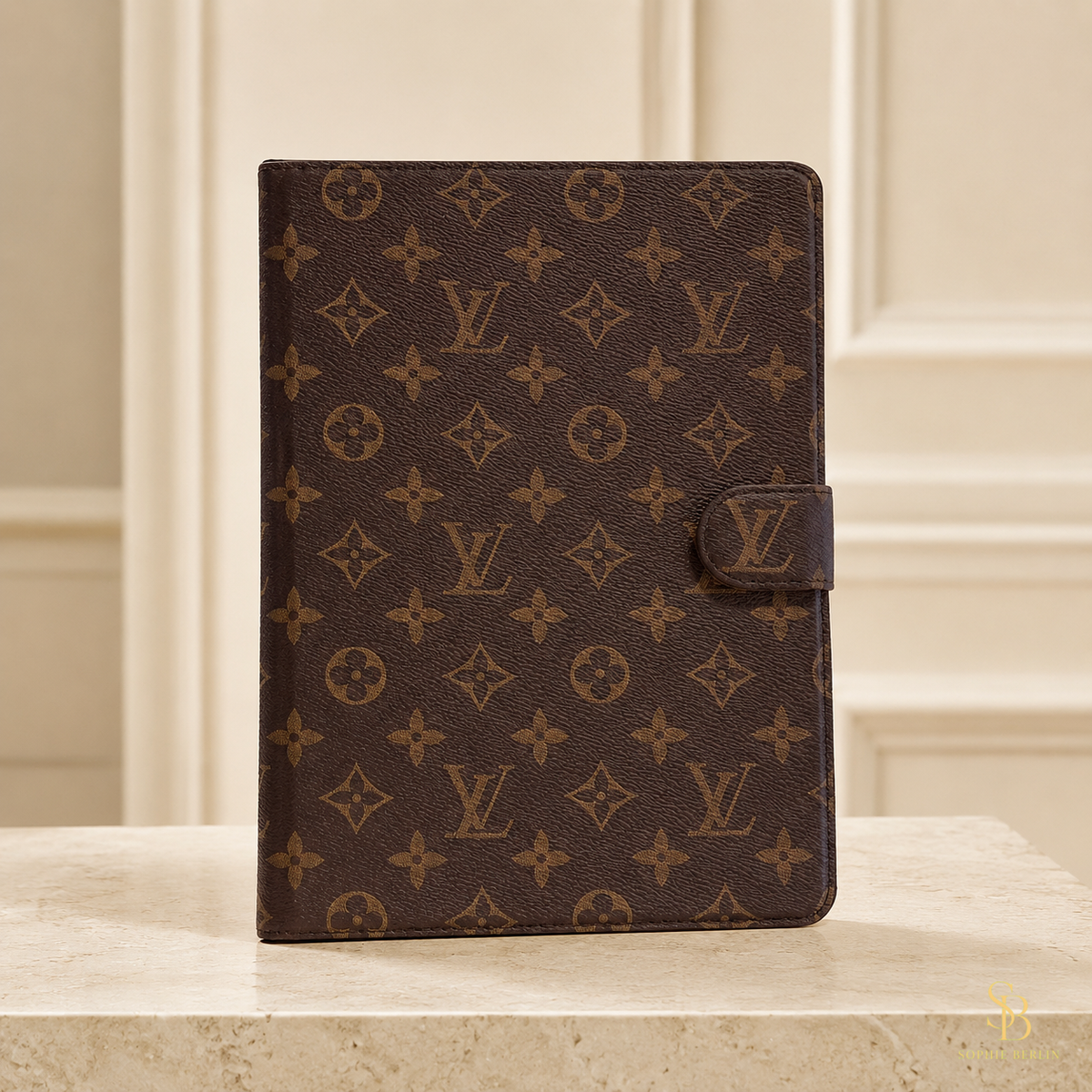 Schwarze iPad-Hülle mit Monogramm und Magnetlasche – Sophie-Berlin-Luxusansicht 5