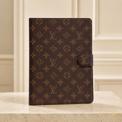 Schwarze iPad-Hülle mit Monogramm und Magnetlasche – Sophie-Berlin-Luxusansicht 5