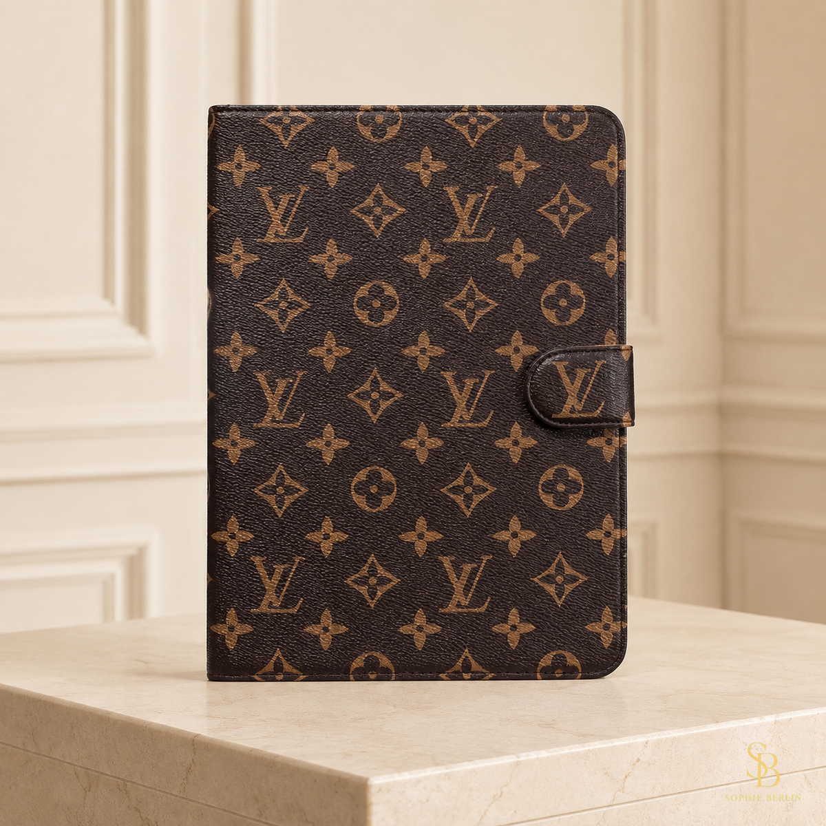 Schwarze iPad-Hülle mit Monogramm und Magnetlasche – Sophie-Berlin-Luxusansicht 6