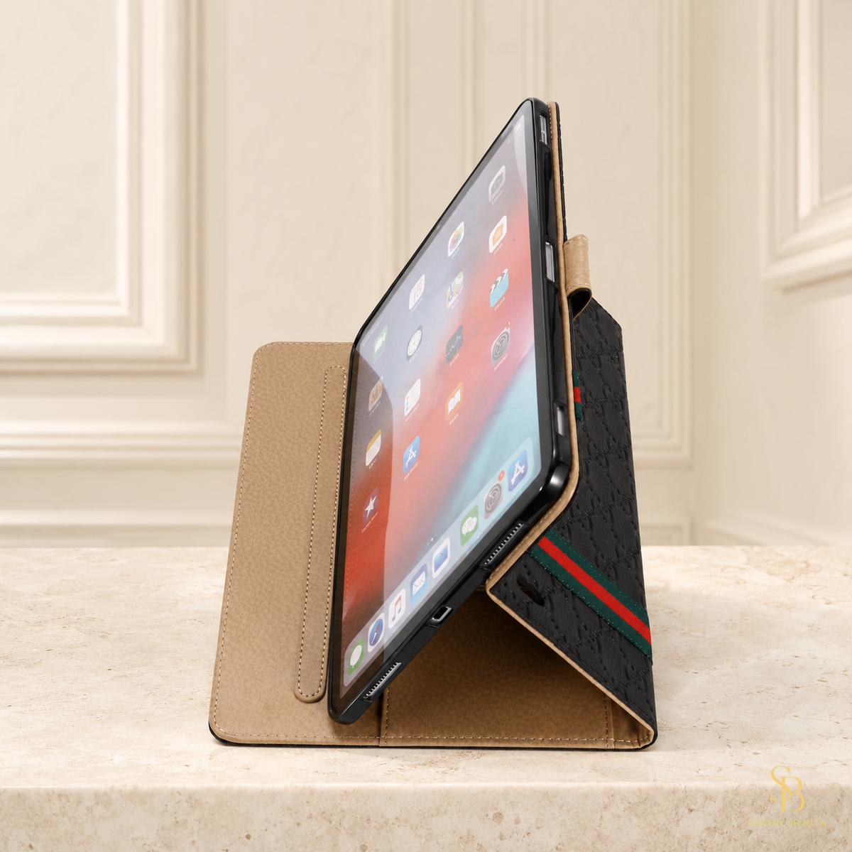 iPad-Hülle mit Prägeoptik, Streifen und Aufstellfunktion – Sophie-Berlin-Luxusansicht 3